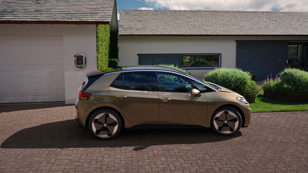 Seitenansicht des VW ID.3 in Olivgrün/Braun vor einem Haus