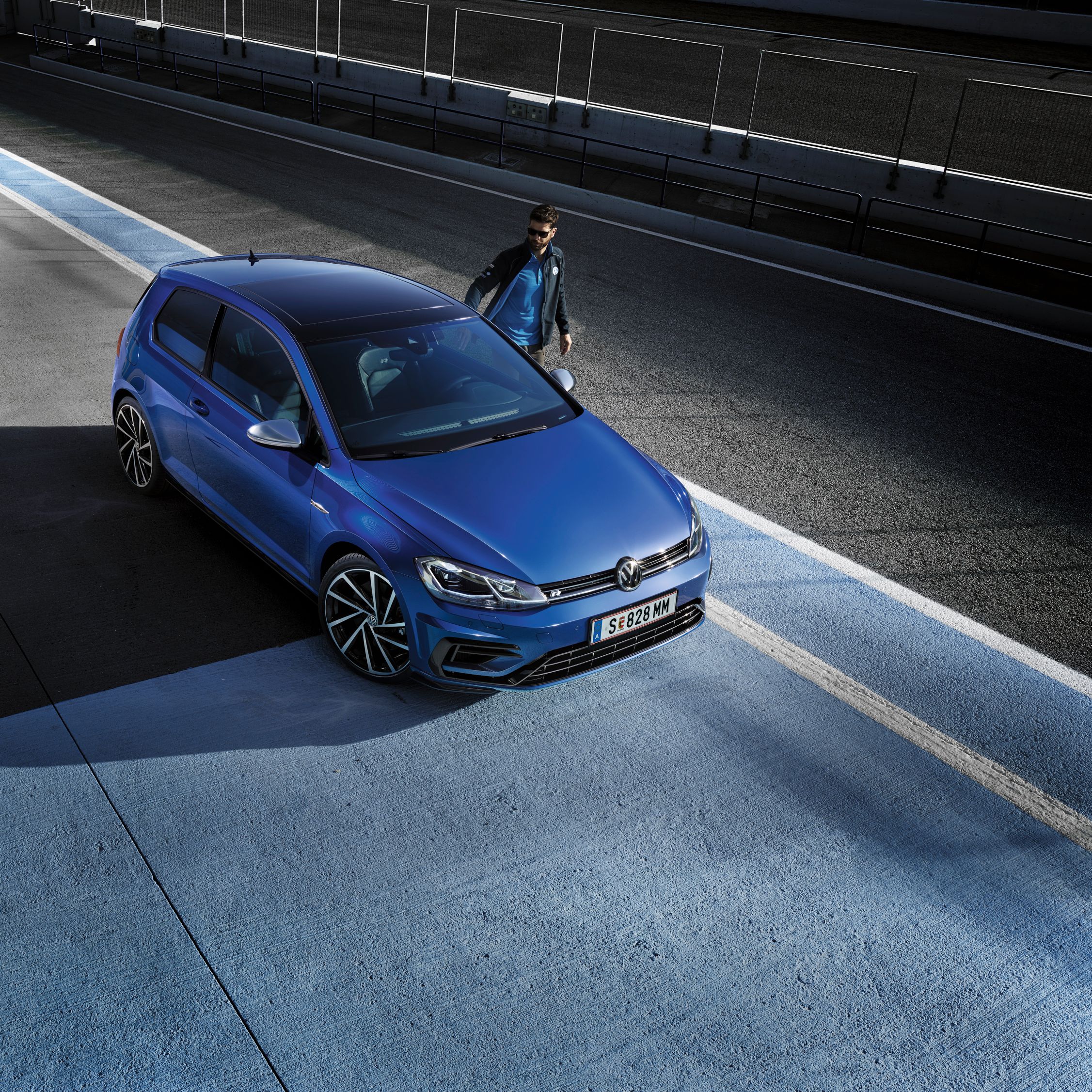 VW Golf R Exterieur Seitenansicht mit Model