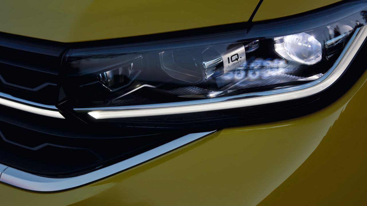 Detailaufnahme der Front-Scheinwerfer mit sichtbarem IQ.-Schriftzug.