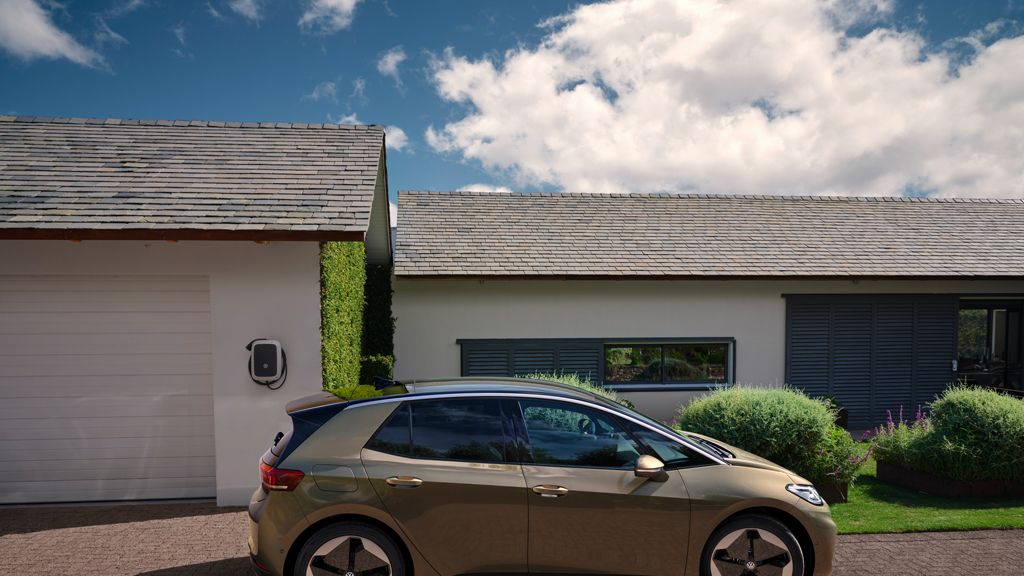 Seitenansicht des VW ID.3 in Olivgrün/Braun vor einem Haus