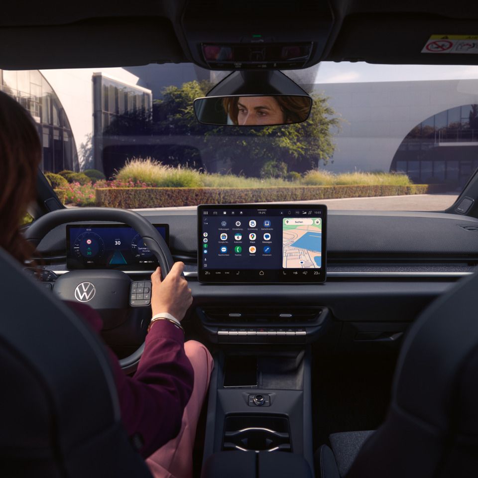Auf dem Center-Display im Cockpit eines VW ID.3 Neo sind Apps dargestellt