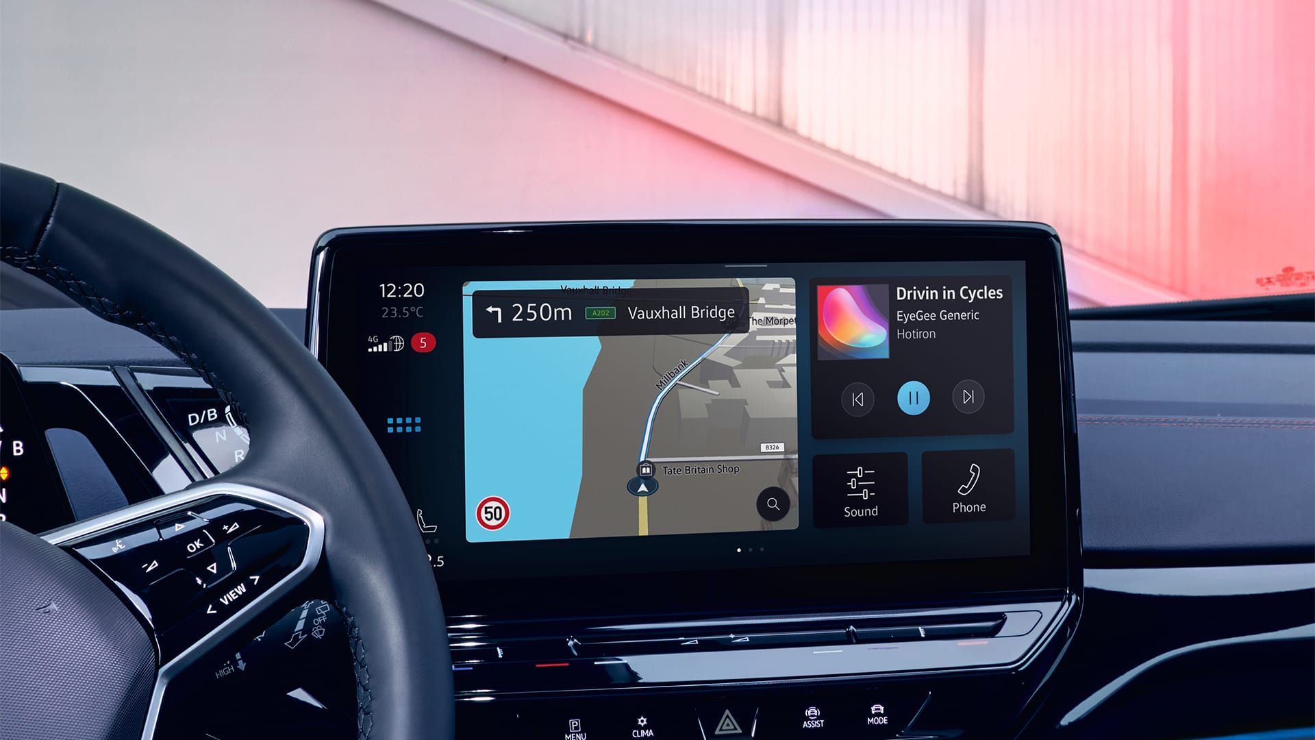 VW ID.4 GTX Interieur, Detailansicht des Infotainment-Systems, Musik und Navigation werden angezeigt